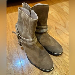 UGG AUSTRALIA Kelby Harness Ankle Boot Golden Tan Suede US 6